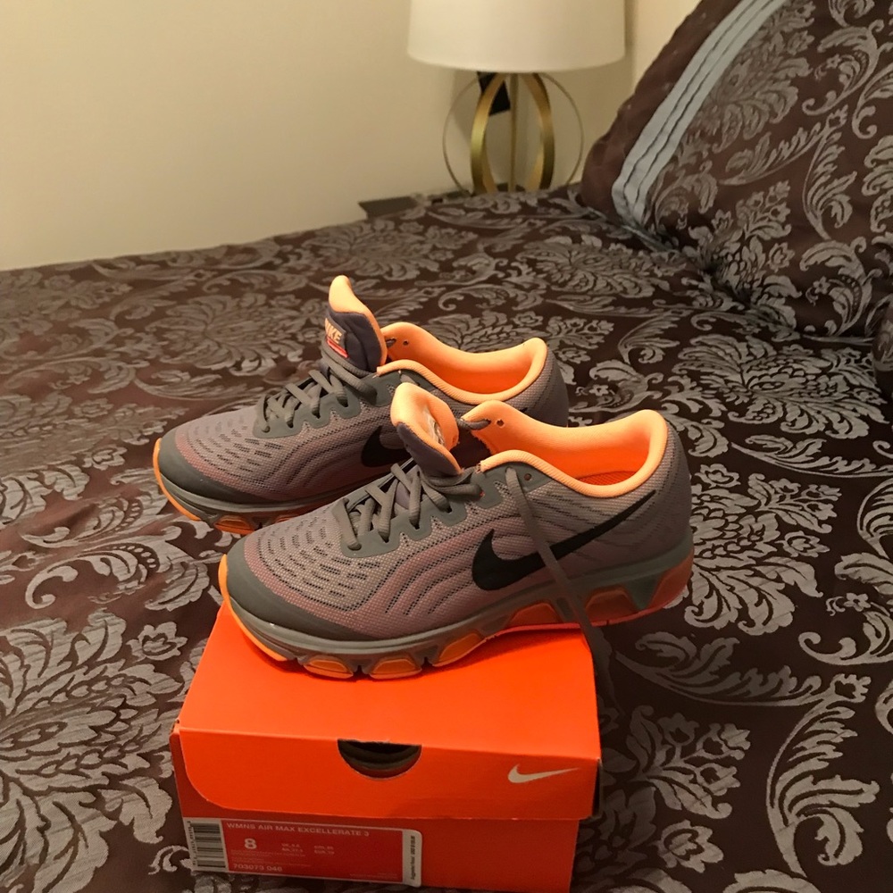 Size 8 Nikes. Very good condition. Barely worn.